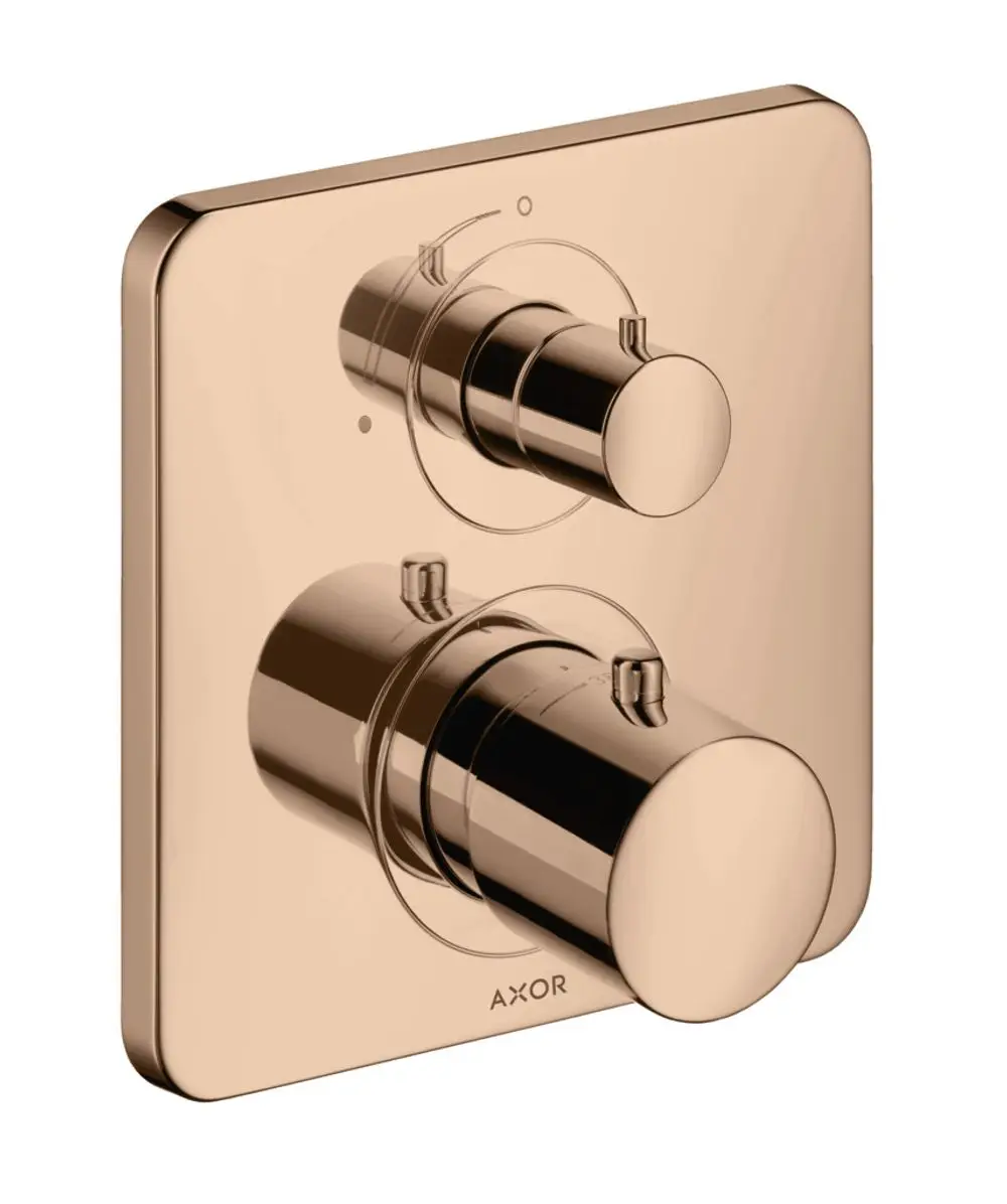 Thermostat-Wandbedienelement von AXOR in poliertem rotem Gold mit zwei Drehknöpfen zur Temperatur- und Wasserflussregelung, montiert auf einer quadratischen Platte.